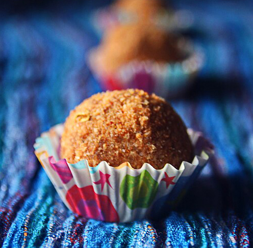 A traditional Kerala Ari Unda, a healthy sweet snack made of roasted rice flour rolled into balls with melted jaggery and grated coconut.
